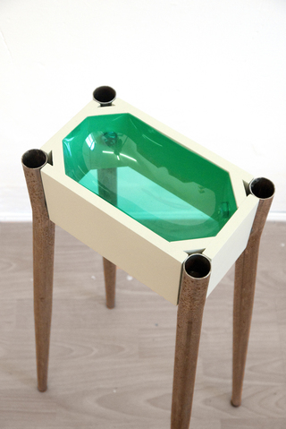 Tischstück, 2013

Stahl, Holz, Plastik, Grundierung

ca. 20 x 20 x 80 cm